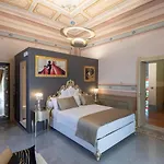 게스트하우스 Luxury Liberty House - & 4*
