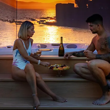 Casa de hóspedes Luxury Liberty House - & 4*